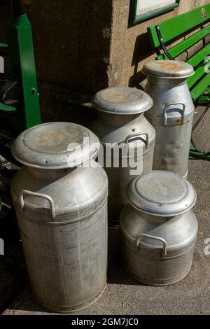 Milchschurnen auf dem Bahnsteig des historischen Bahnhofs von Alresford, Hampshire England, Großbritannien Stockfoto