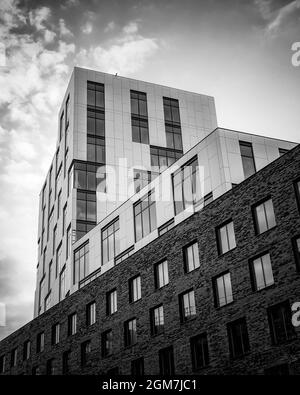 HELSINGBORG, SCHWEDEN - 07. SEPTEMBER 2021: Eine Schwarzweißfotografie des neuen Welthandelszentrums in der schwedischen Stadt Helsingborg. Stockfoto