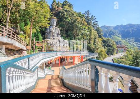 Genting Highlands, Malaysia - 16. April 2017: Große Buddha-Statue aus Stein am Chin Swee Caves Tempel in Genting Highlands, Pahang, Malaysia Stockfoto