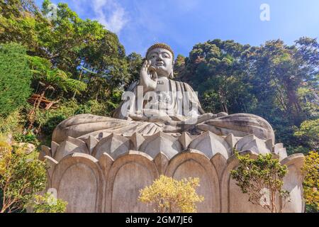 Große Buddha-Statue aus Stein am Chin Swee Caves Tempel in Genting Highlands, Pahang, Malaysia Stockfoto