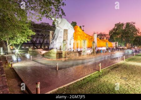 Thailändischer Buddhismus Halten Sie die brennende Kerze in der Hand, um die Buddha-Statue am Makhabucha-Tag im Wat Khun Inthapramun, Thailand, herumzulaufen. Stockfoto