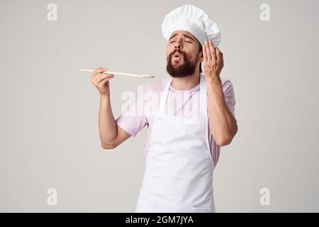 Männlicher Koch in einem Vorfeldrestaurant mit professioneller Küche Stockfoto