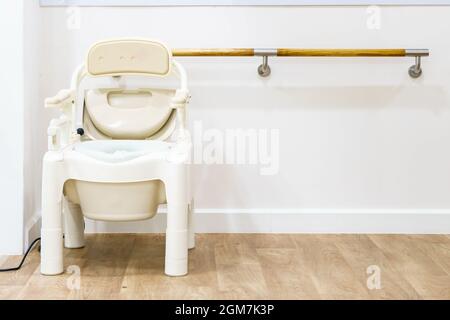 Kommode Stühle und tragbare Toiletten für ältere Menschen, Seitenansicht mit Platz für Kopien und Text. Stockfoto