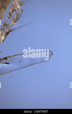 Ickle Eiszapfen schmelzen tropfend Tropfen Winterschnee Stockfoto