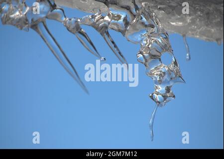 Ickle Eiszapfen schmelzen tropfend Tropfen Winterschnee Stockfoto