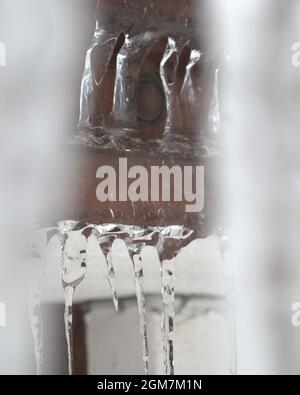 Ickle Eiszapfen schmelzen tropfend Tropfen Winterschnee Stockfoto