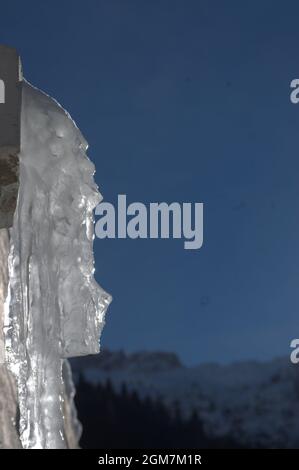 Ickle Eiszapfen schmelzen tropfend Tropfen Winterschnee Stockfoto