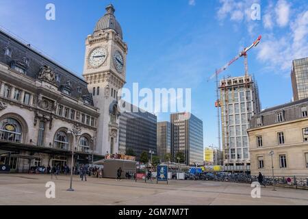 PARIS, FRANKREICH - 10. APRIL 2018: Außenansicht des historischen Bahnhofs Gare de Lyon, der für die Pariser Weltausstellung 1900 erbaut wurde. Es beinhaltet die l Stockfoto