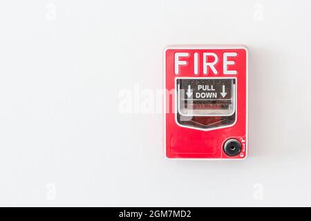 Feueralarm-Schalter an weißer Wand als Hintergrund für Warn- und Sicherheitssystem. Stockfoto
