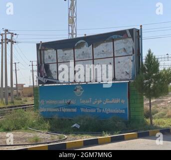 Hairatan, Afghanistan. September 2021. Der Grenzübergang Hairatan an der Grenze zwischen Usbekistan und Afghanistan. Seit der Machtübernahmen der Taliban ist Afghanistan vom kommerziellen Flugverkehr abgeschnitten. Reisen dorthin ist trotzdem möglich - allerdings nur im Umweg über Land. Kredit: Can Merey/dpa/Alamy Live Nachrichten Stockfoto