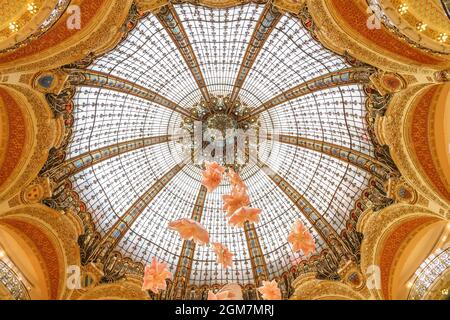 PARIS, FRANKREICH - 09. APRIL 2018: Innenansicht der berühmten Galerie Lafayette mit ihrer Marke steht am 09. April 2018 in Paris, Frankreich. Stockfoto