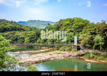 Panorama-Landschaft in der Nähe von Shifen Wasserfall mit einer Kabelbrücke Stil bei Shifen, New Taipei City, Taiwan Stockfoto