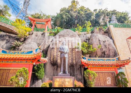 GENTING HIGHLANDS, MALAYSIA - 16,2017. APRIL: Ein Denkmal von Lim Goh Tong, das im Chin Swee Caves Temple steht und stolz für Besucher zu sehen ist. Stockfoto