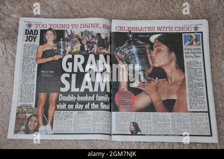 Ein Bild der britischen Tennisspielerin Emma Raducanu mit der US Open-Trophäe für Frauen in einem Zeitungsartikel Stockfoto