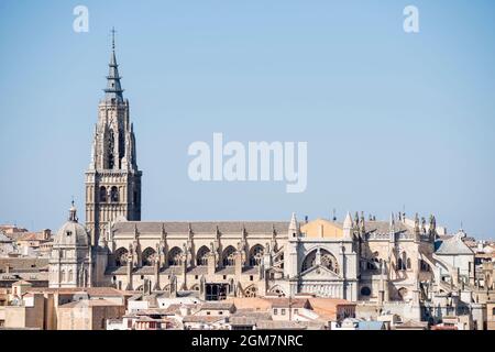 Blick auf die Kathedrale von Toledo an einem sonnigen Sommertag. El greco, Museen, Gotik und die drei Religionen. Stockfoto