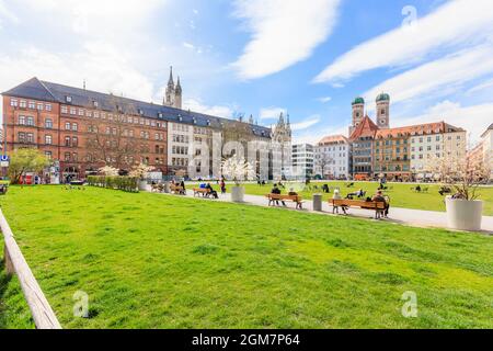MÜNCHEN, BAYERN, DEUTSCHLAND - 06. APRIL 2016: Am Abend laufen die Menschen durch eine Einkaufsstraße in Richtung Marienhof in München Stockfoto