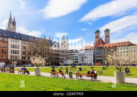 MÜNCHEN, BAYERN, DEUTSCHLAND - 06. APRIL 2016: Am Abend laufen die Menschen durch eine Einkaufsstraße in Richtung Marienhof in München Stockfoto