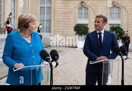 Paris, Frankreich. September 2021. Der französische Präsident Emmanuel Macron und die deutsche Bundeskanzlerin Angela Merkel sprechen im Elysee-Palast in Paris, Frankreich, am 16. September 2021 mit den Medien. Quelle: Xinhua/Alamy Live News Stockfoto