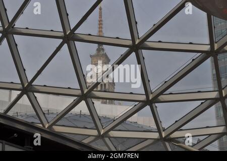 Szklany dach Centrum handlowego Warschau Glasdach eines Einkaufszentrums Zlote Tarasy in Warschau Palast Kultury i Nauki Palast der Kultur und Wissenschaft PKiN Stockfoto