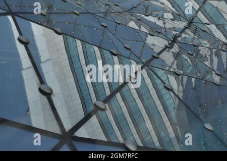 Szklany dach Centrum handlowego Warschau Glasdach eines Einkaufszentrums Zlote Tarasy in Warschau Palast Kultury i Nauki Palast der Kultur und Wissenschaft PKiN Stockfoto