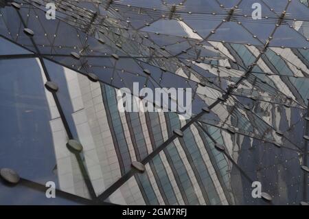 Szklany dach Centrum handlowego Warschau Glasdach eines Einkaufszentrums Zlote Tarasy in Warschau Palast Kultury i Nauki Palast der Kultur und Wissenschaft PKiN Stockfoto