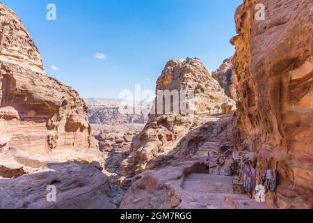 PETRA, JORDANIEN - 13. OKTOBER 2018: Nicht identifizierte Touristen, die auf dem Weg von Petra zum Kloster wandern Stockfoto