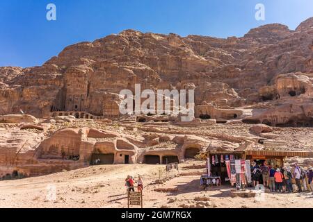 PETRA, JORDANIEN - 13,2018. OKTOBER: Gräber und Tempel, die in den Felsen von Petra, der alten Hauptstadt des Nabateischen Königreichs, gehauen wurden. Diese Seite ist eine der Stockfoto