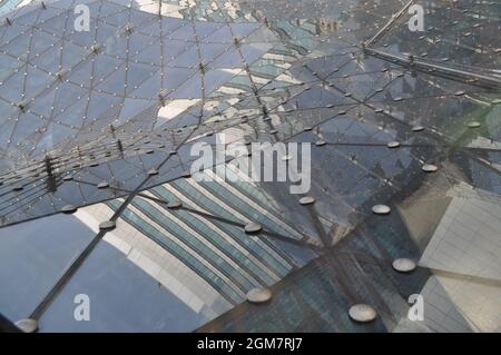 Szklany dach Centrum handlowego Warschau Glasdach eines Einkaufszentrums Zlote Tarasy in Warschau Palast Kultury i Nauki Palast der Kultur und Wissenschaft PKiN Stockfoto