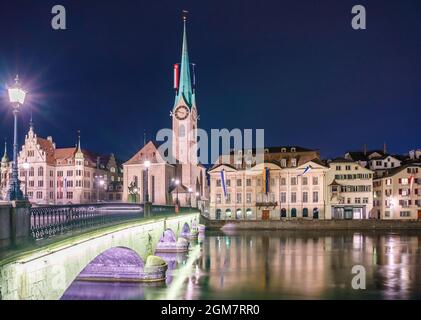 ZÜRICH, SCHWEIZ - 15. APRIL 2018: Blick von der Limmat auf Grossmünster und Zürcher Altstadt. Der Grossmunster ist ein evangelischer Kirchenbunker im romanischen Stil Stockfoto