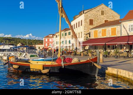 Das traditionelle hölzerne Segelboot im Hafen von Stari Grad Stadt auf der Insel Hvar, Kroatien Stockfoto