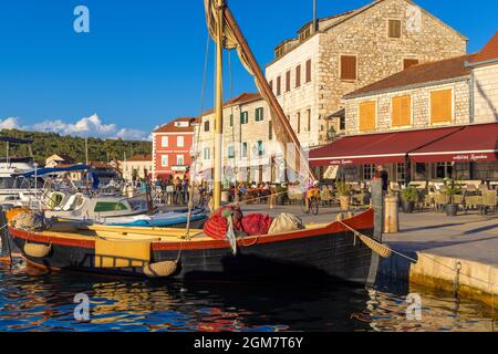 Das traditionelle hölzerne Segelboot im Hafen von Stari Grad Stadt auf der Insel Hvar, Kroatien Stockfoto