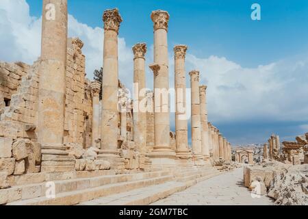 Alte römische Ruinen, Gehweg entlang der Säulen in Jerash, Jordanien Stockfoto