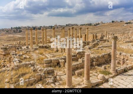 Alte römische Ruinen, Gehweg entlang der Säulen in Jerash, Jordanien Stockfoto