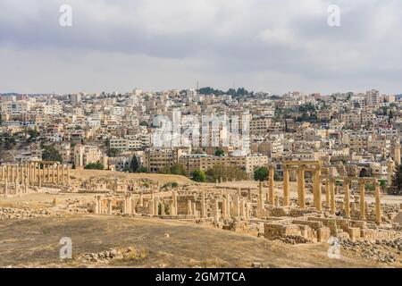 Alte römische Ruinen, Gehweg entlang der Säulen in Jerash, Jordanien Stockfoto