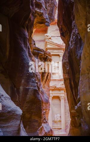 Al Khazneh oder die Schatzkammer in Petra, Jordanien. Sie ist ein Symbol Jordaniens und die meistbesuchte Touristenattraktion Jordaniens. Petra ist ein UNESCO wo Stockfoto