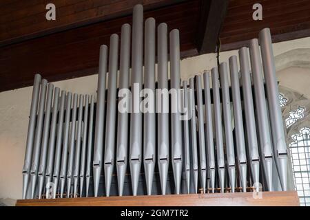 ALFRISTON, EAST SUSSEX, Großbritannien - 13. SEPTEMBER: Orgelpfeifen in der St Andrews Church, Alfriston, East Sussex am 13. September 2021 Stockfoto