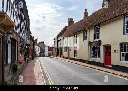 ALFRISTON, SUSSEX, UK - SEPTEMBER 13 : Blick auf die Geschäfte und Gebäude in der High Street in Alfriston, East Sussex am 13. September 2021. Nicht identifiziertes pe Stockfoto