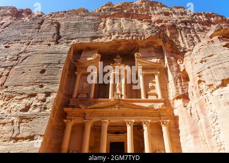 Al Khazneh oder die Schatzkammer in Petra, Jordanien. Sie ist ein Symbol Jordaniens und die meistbesuchte Touristenattraktion Jordaniens. Petra ist ein UNESCO wo Stockfoto