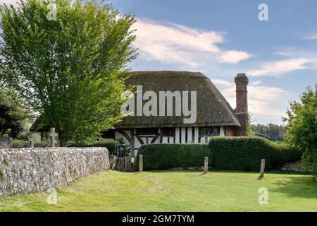 ALFRISTON, EAST SUSSEX, Großbritannien - SEPTEMBER 13 : Blick auf das Klerus-Haus in Alfriston, East Sussex am 13. September 2021 Stockfoto