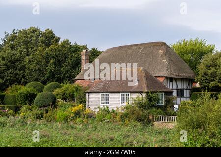 ALFRISTON, EAST SUSSEX, Großbritannien - SEPTEMBER 13 : Blick auf das Klerus-Haus in Alfriston, East Sussex am 13. September 2021 Stockfoto