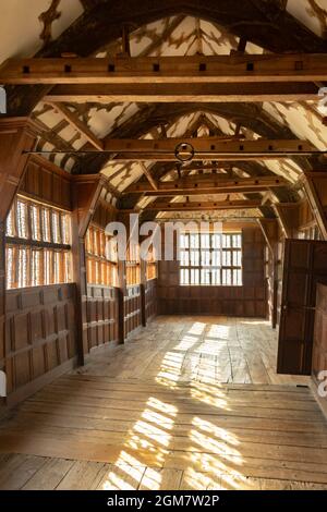 Innenraum der langen Halle im Tudor Fachwerk Wasserwerk National Trust Haus Little Moreton Hall CONGLETON Cheshire Stockfoto