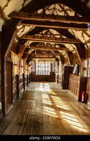 Innenraum der langen Halle im Tudor Fachwerk Wasserwerk National Trust Haus Little Moreton Hall CONGLETON Cheshire Stockfoto