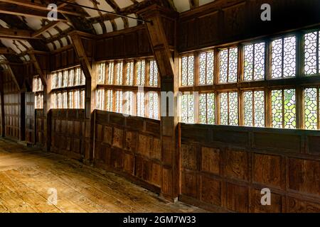 Innenraum der langen Halle des Tudor Fachwerk Wasserwerk National Trust Haus Little Moreton Hall CONGLETON Cheshire Stockfoto