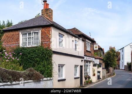 ALFRISTON, SUSSEX, UK - SEPTEMBER 13 : Blick auf die Geschäfte und Gebäude in der High Street in Alfriston, East Sussex am 13. September 2021 Stockfoto