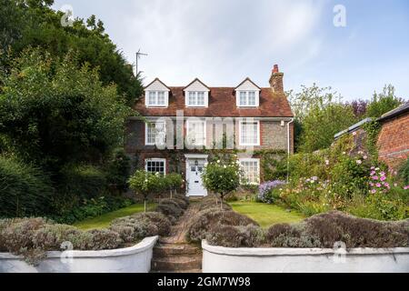 ALFRISTON, SUSSEX, UK - SEPTEMBER 13 : Blick auf ein traditionelles Cottage in der High Street in Alfriston, East Sussex am 13. September 2021 Stockfoto