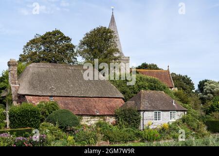 ALFRISTON, EAST SUSSEX, Großbritannien - SEPTEMBER 13 : Blick auf die St. Andrew's Church und das Klerus House in Alfriston, East Sussex am 13. September 2021 Stockfoto