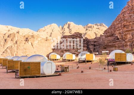 Camping an den Felsen in Petra, Wadi Rum. Jordanien Stockfoto