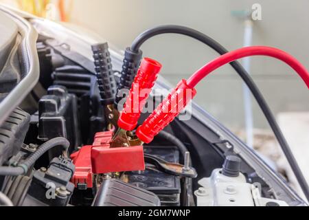 Auto aufzuladen mit Trog Elektrokabel, selektiven Fokus Stockfoto