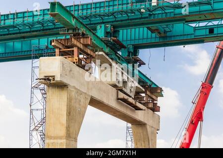 Bau einer öffentlichen Eisenbahntransitlinie im Gange, Bau einer Brückenüberquerung Stockfoto