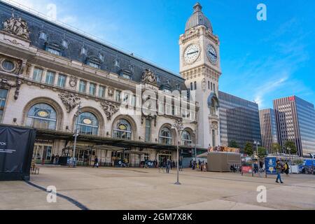 PARIS, FRANKREICH - 10. APRIL 2018: Außenansicht des historischen Bahnhofs Gare de Lyon, der für die Pariser Weltausstellung 1900 erbaut wurde. Es beinhaltet die l Stockfoto